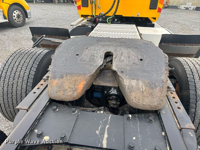 image for item EC3556 2022 Kenworth T680 semi truck