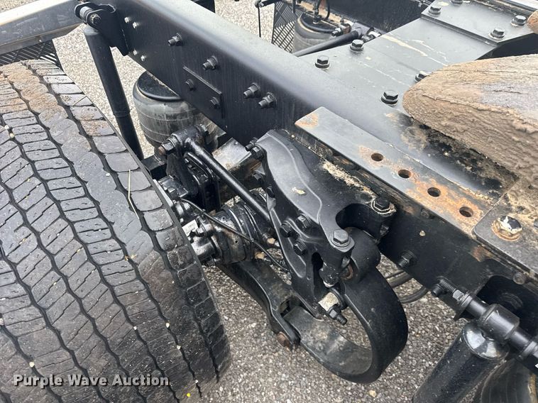 image for item EC3556 2022 Kenworth T680 semi truck