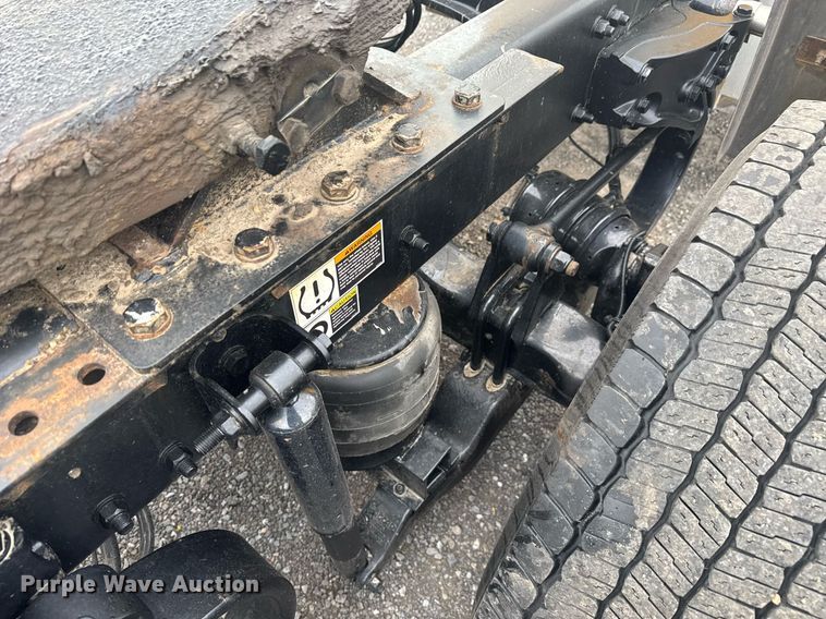 image for item EC3556 2022 Kenworth T680 semi truck