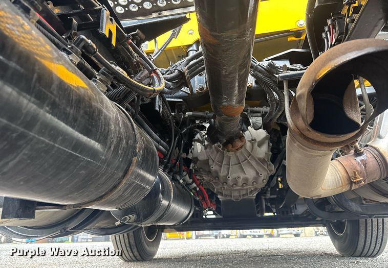 image for item EC3556 2022 Kenworth T680 semi truck