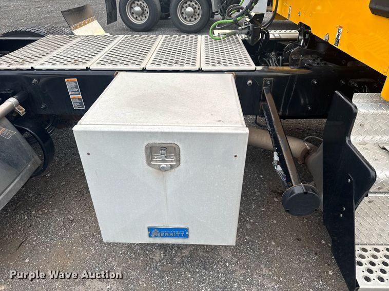 image for item EC3556 2022 Kenworth T680 semi truck