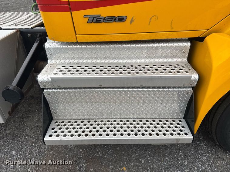 image for item EC3556 2022 Kenworth T680 semi truck