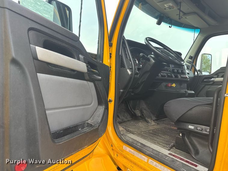 image for item EC3556 2022 Kenworth T680 semi truck