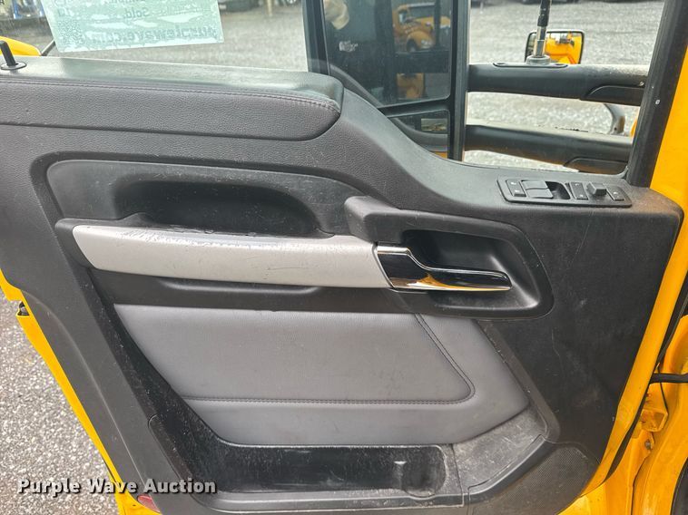 image for item EC3556 2022 Kenworth T680 semi truck