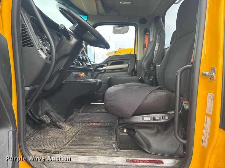 image for item EC3556 2022 Kenworth T680 semi truck