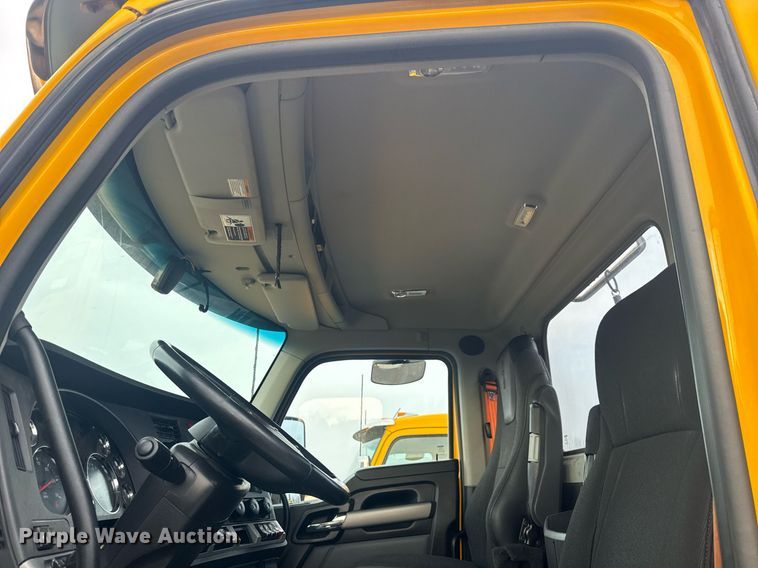 image for item EC3556 2022 Kenworth T680 semi truck