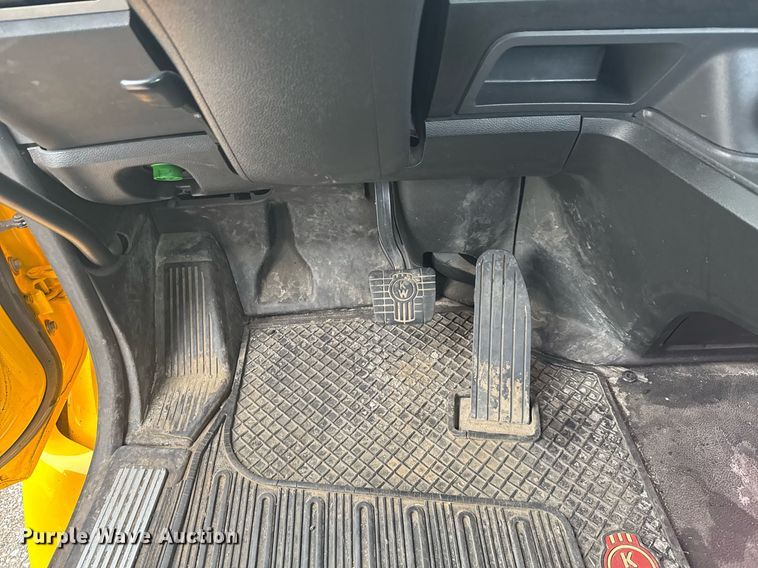 image for item EC3556 2022 Kenworth T680 semi truck