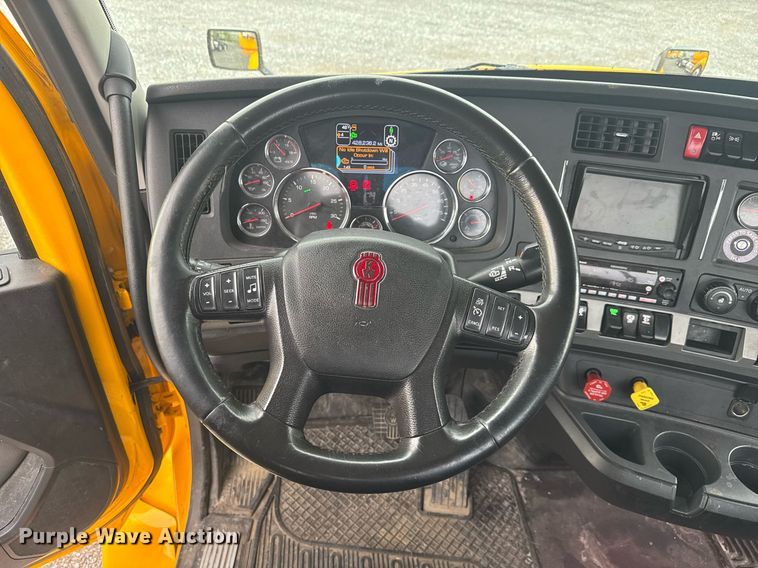image for item EC3556 2022 Kenworth T680 semi truck