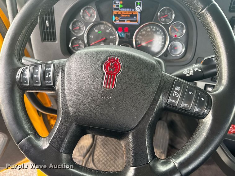 image for item EC3556 2022 Kenworth T680 semi truck