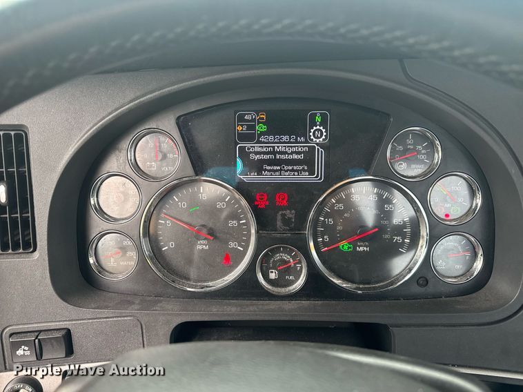 image for item EC3556 2022 Kenworth T680 semi truck