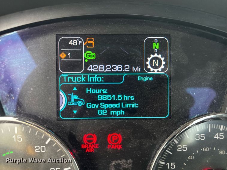 image for item EC3556 2022 Kenworth T680 semi truck