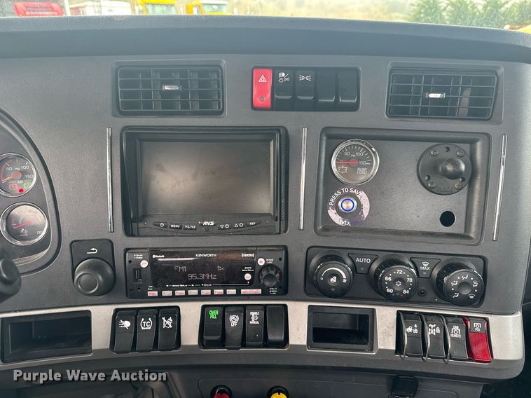 image for item EC3556 2022 Kenworth T680 semi truck