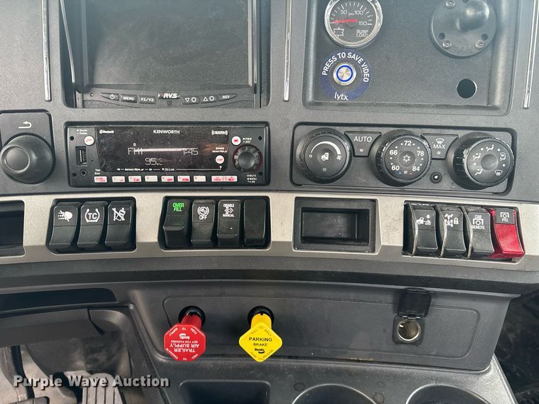 image for item EC3556 2022 Kenworth T680 semi truck