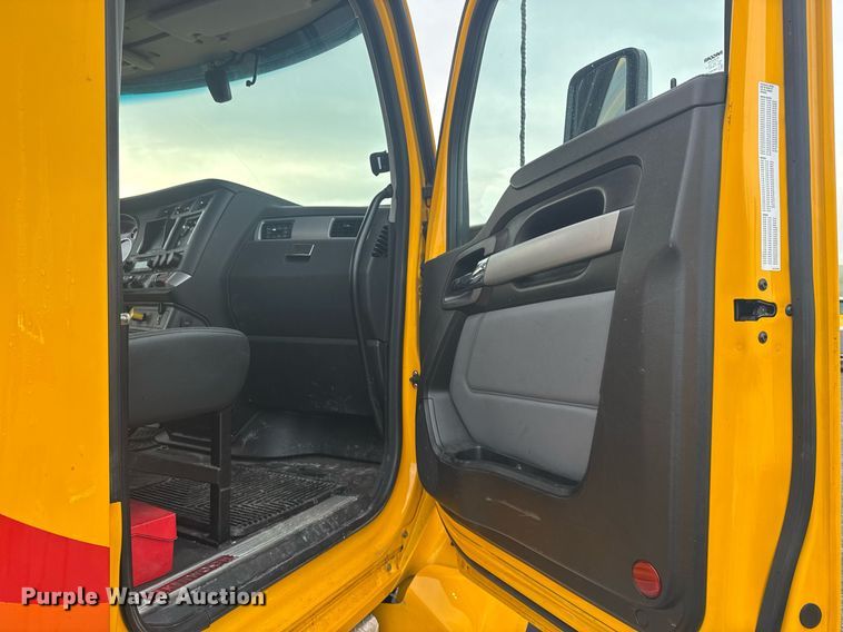 image for item EC3556 2022 Kenworth T680 semi truck