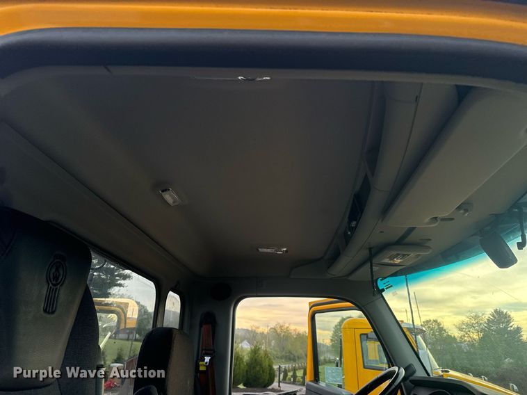 image for item EC3556 2022 Kenworth T680 semi truck