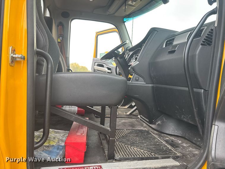 image for item EC3556 2022 Kenworth T680 semi truck