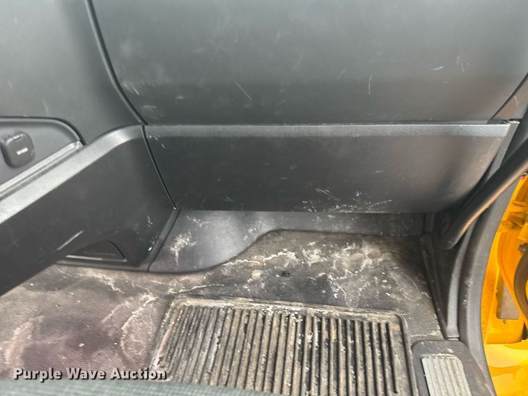 image for item EC3556 2022 Kenworth T680 semi truck