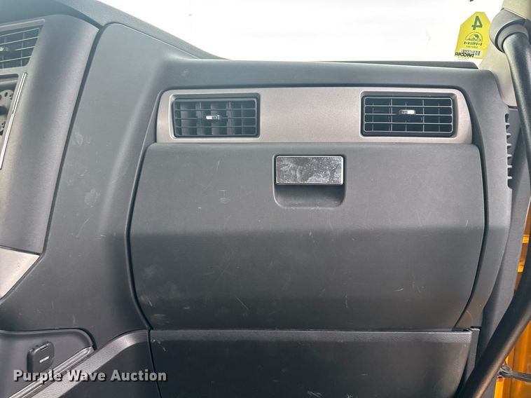 image for item EC3556 2022 Kenworth T680 semi truck