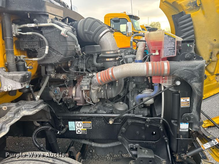 image for item EC3556 2022 Kenworth T680 semi truck