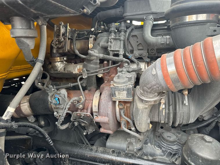 image for item EC3556 2022 Kenworth T680 semi truck