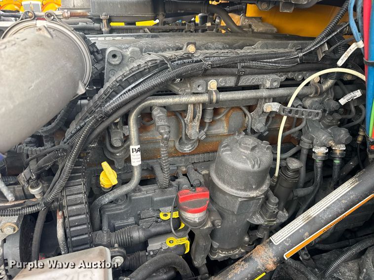 image for item EC3556 2022 Kenworth T680 semi truck