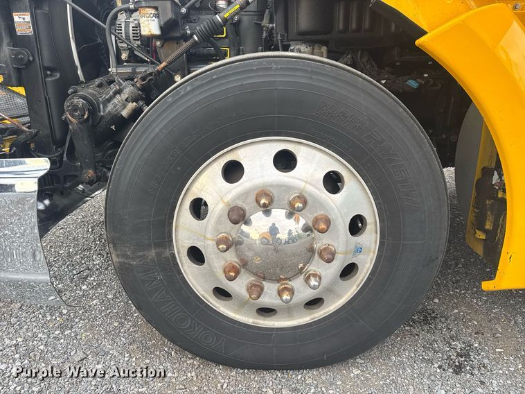 image for item EC3556 2022 Kenworth T680 semi truck