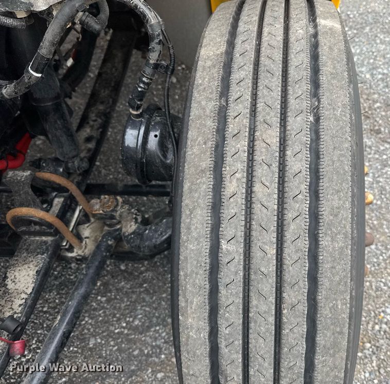 image for item EC3556 2022 Kenworth T680 semi truck