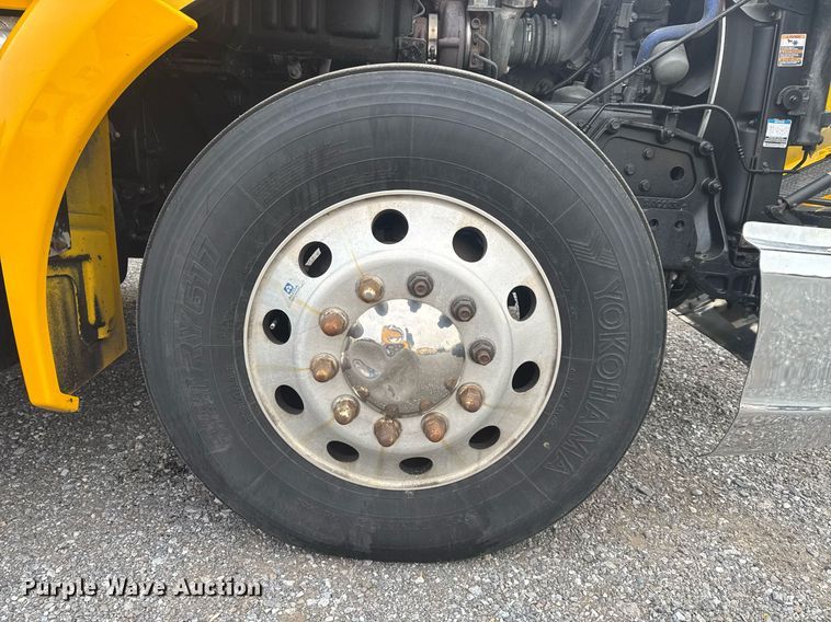 image for item EC3556 2022 Kenworth T680 semi truck