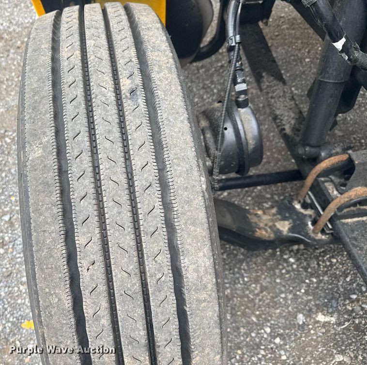 image for item EC3556 2022 Kenworth T680 semi truck