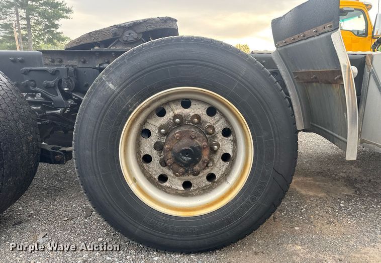 image for item EC3556 2022 Kenworth T680 semi truck