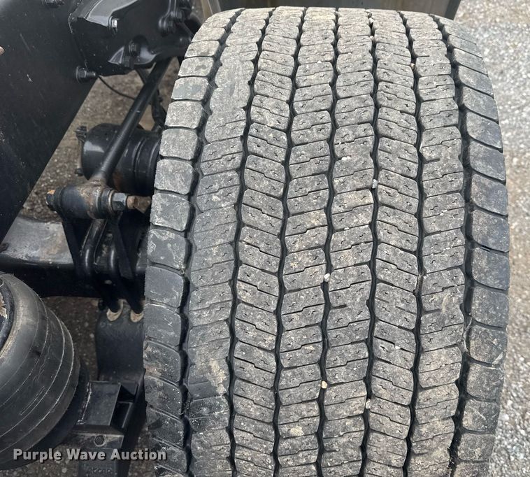 image for item EC3556 2022 Kenworth T680 semi truck