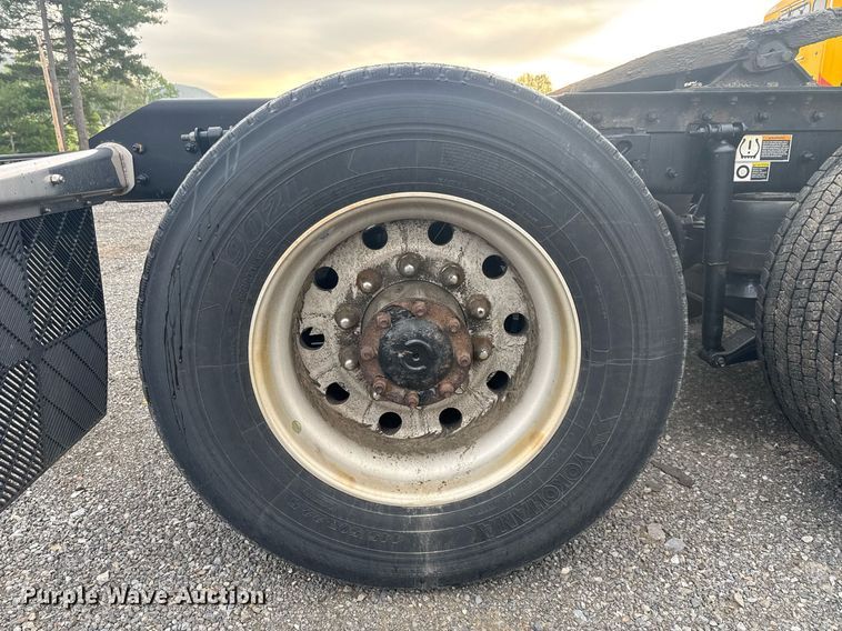 image for item EC3556 2022 Kenworth T680 semi truck