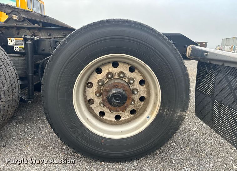 image for item EC3556 2022 Kenworth T680 semi truck