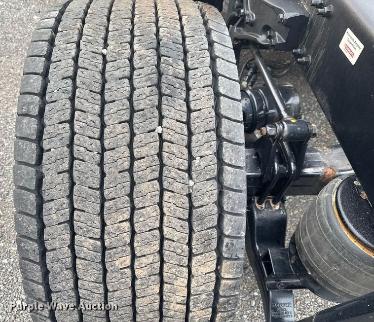 image for item EC3556 2022 Kenworth T680 semi truck