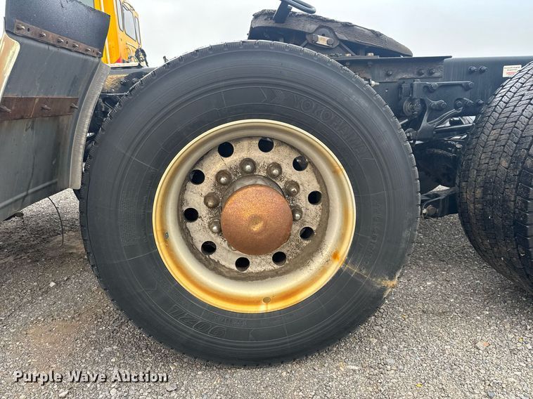 image for item EC3556 2022 Kenworth T680 semi truck