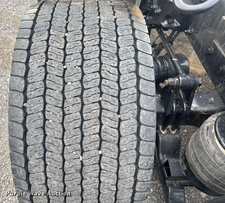 image for item EC3556 2022 Kenworth T680 semi truck