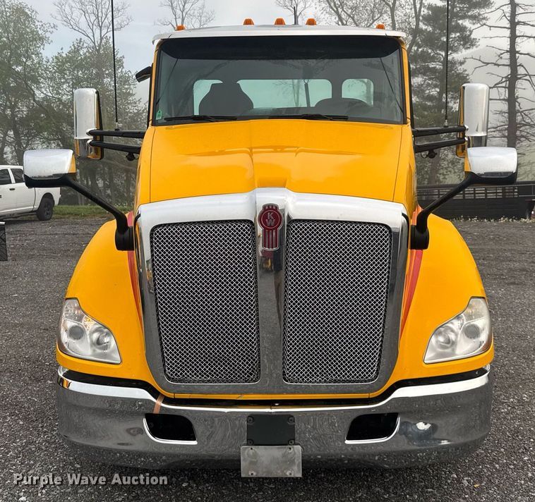 image for item EC3557 2021 Kenworth T680 semi truck