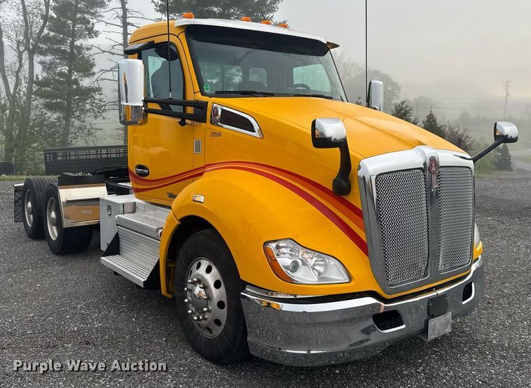 image for item EC3557 2021 Kenworth T680 semi truck