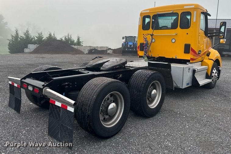 image for item EC3557 2021 Kenworth T680 semi truck