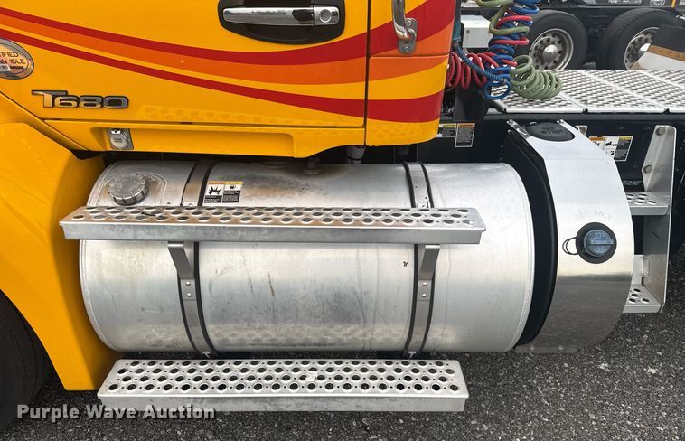 image for item EC3557 2021 Kenworth T680 semi truck