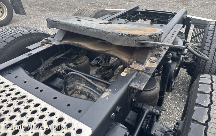 image for item EC3557 2021 Kenworth T680 semi truck