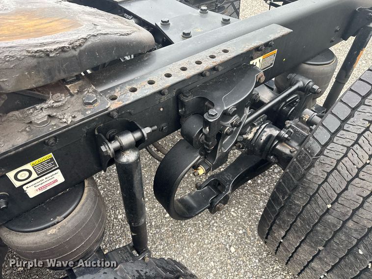 image for item EC3557 2021 Kenworth T680 semi truck