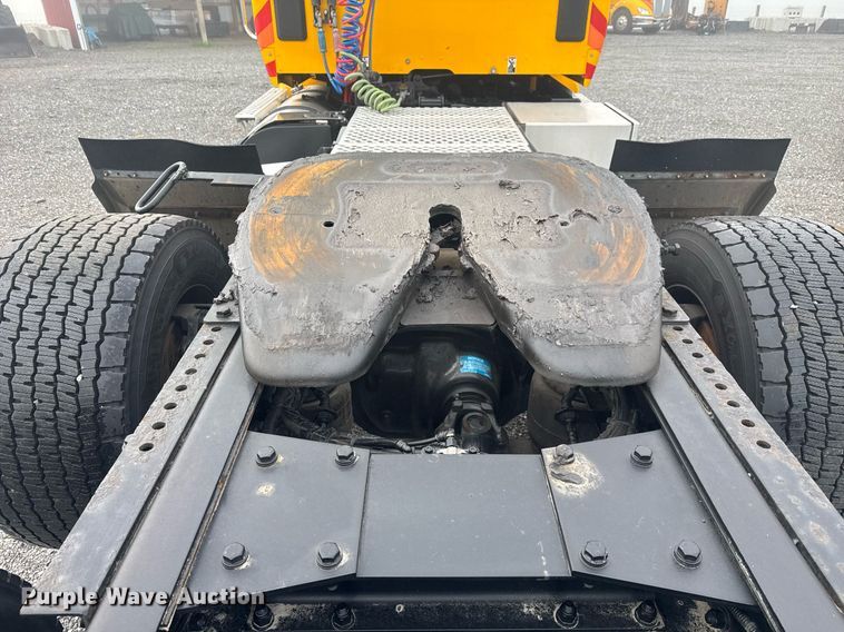 image for item EC3557 2021 Kenworth T680 semi truck