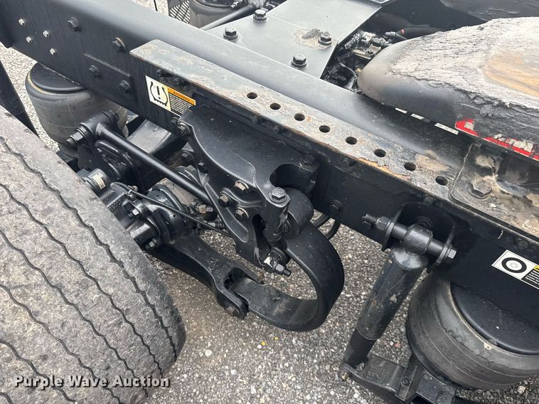 image for item EC3557 2021 Kenworth T680 semi truck