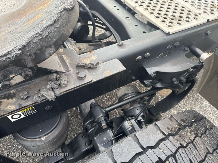 image for item EC3557 2021 Kenworth T680 semi truck