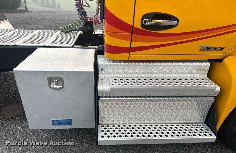 image for item EC3557 2021 Kenworth T680 semi truck