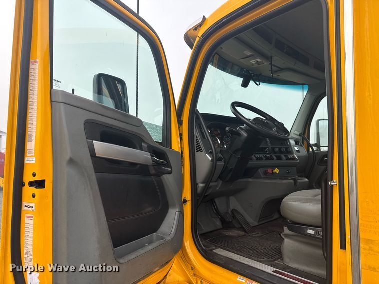 image for item EC3557 2021 Kenworth T680 semi truck