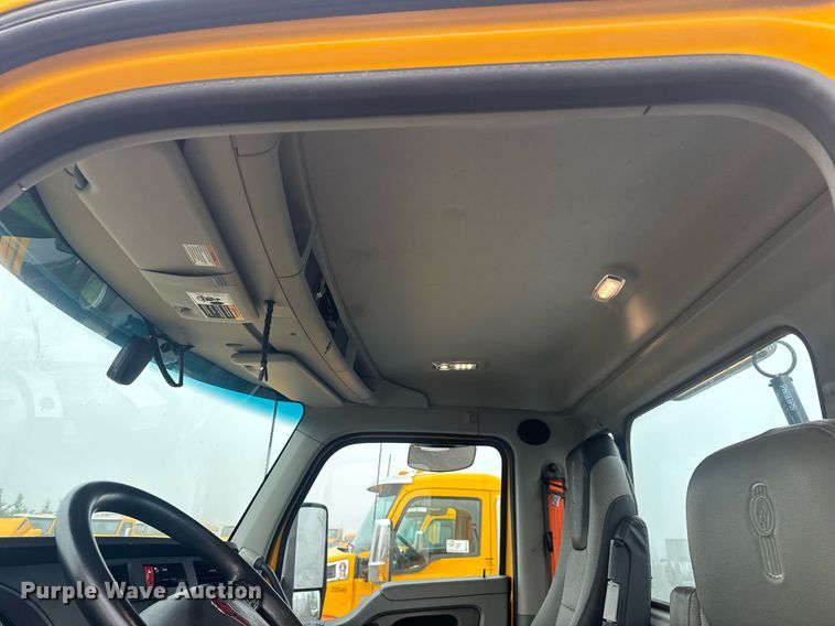 image for item EC3557 2021 Kenworth T680 semi truck