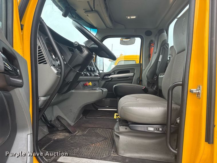 image for item EC3557 2021 Kenworth T680 semi truck