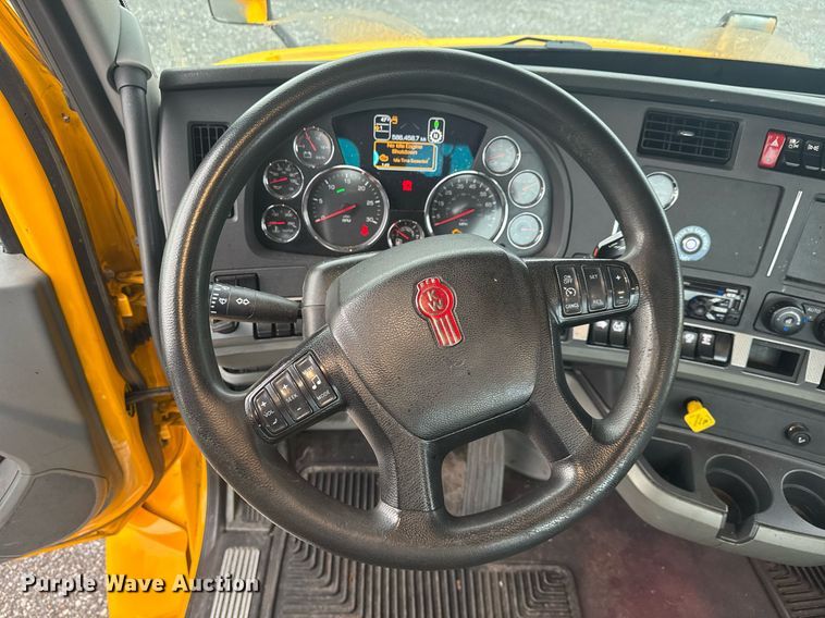 image for item EC3557 2021 Kenworth T680 semi truck